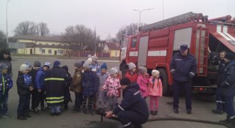 В Переяславі- Хмельницькому рятувальники демонстрували дітям аварійно-рятувальну техніку