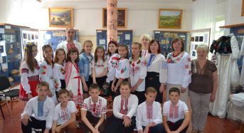 Переяславські школярі привітали музейників піснями й віршами із святом вишиванки та Міжнародним днем музеїв