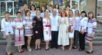 Працівники виконкому міської ради взяли участь у флешмобі «Вишиванка єднає українців»
