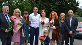 В Переяславі-Хмельницькому подружню пару привітали перший заступник міського голови та керуюча справами