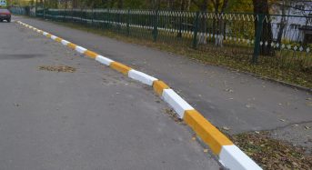 В Переяславі-Хмельницькому для безпеки людей, бордюри на зупинках громадського транспорту, фарбують в біло-жовтий колір