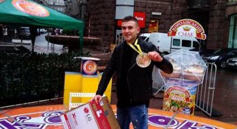 Олександр Онопрієнко переміг у півфіналі телешоу “Караоке на Майдані”