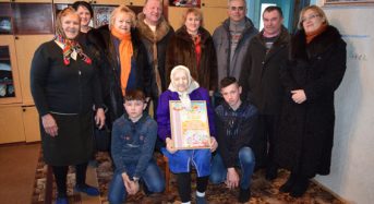 Спеціалісти Пенсійного фонду привітали зі сторічним ювілеєм жительку Київщини