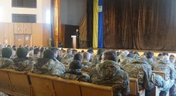 На Київщині воїни-артилеристи слухали лекцію від професора про Володимира Мономаха