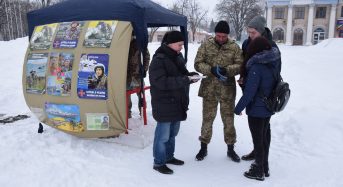 На Київщині представники військкомату агітують населення на проходження військової служби за контрактом