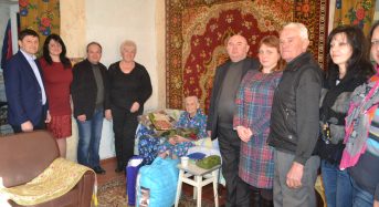 В Переяславі-Хмельницькому квітами та подарунками привітали зі 100-річчям педагога Піляй Мотрону Антонівну