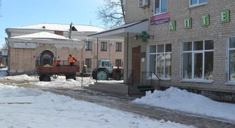 Слизькі тротуари міста посипають піском