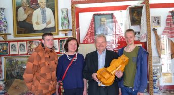 На Київщині в Музеї кобзарства презентували колісну ліру майстра Миколи Товкайла