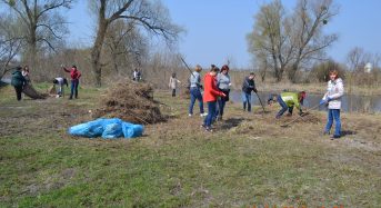 В Переяславі-Хмельницькому працівники виконавчого комітету провели прибирання закріплених територій (Фоторепортаж)