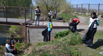 В Переяславі-Хмельницькому екологи-активісти продовжують прибирання річки Альта та її узбережжя