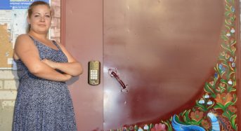 Художниця Ярина Буренко прикрасила двері під’їздів петриківським розписом