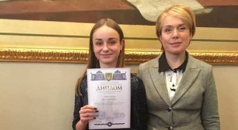 Учениці “сьомої” школи Вікторії Андрієвській вручили стипендію Президента України