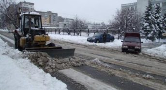 60 тонн піскосуміші на міські вулиці висипали комунальники після першого великого снігопаду