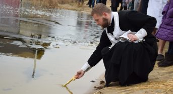 Фольклорно-етнографічне свято «Водохрещення Господнє» зібрало на березі Дніпра численних містян (фоторепортаж)
