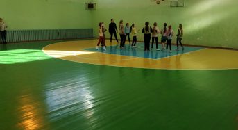 В спортивному залі ЗОШ І-ІІІ ст. №7 відбулись змагання з баскетболу серед юнаків та дівчат 5-6 класів ЗОШ міста