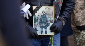 В Києві вшанували пам’ять загиблих військовослужбовців. Били у дзвін та салютували (ФОТО)