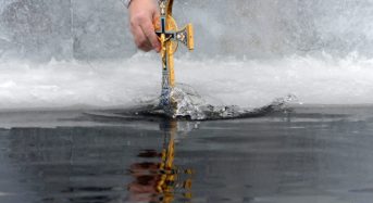 Будьте обережні при зануренні в крижану воду на Водохреща