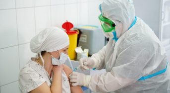 Першою на Київщині щеплення проти коронавірусу отримала лікарка Тетяна Шульженко
