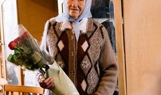 Єві Григорівні Губській виповнилося 90 років. Вітали з квітами та народними піснями