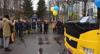 Новенький шкільний автобус урочисто передали у користування Гайшинській гімназії