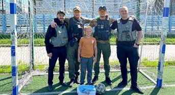 Поліцейські Переяслава подарували хлопцю із Бородянки футбольну форму та бутси