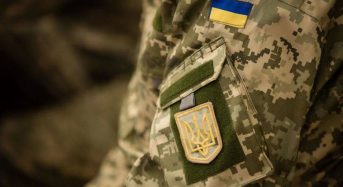 В Україні цивільним особам заборонили носити військову форму