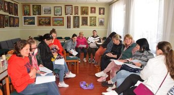 Арт-терапевтичне заняття для жінок, які знайшли тимчасовий прихисток на території Переяславської громади з нагоди Дня матері