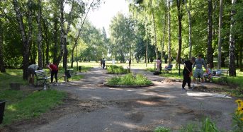 Молодь міста разом із фахівцями виконавчого комітету прибрали парк Ціолковського