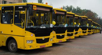 Олексій Кулеба: для закладів освіти Київщини передали 40 шкільних автобусів