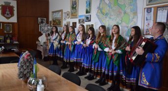 “Дівчата з України” привітали працівників місцевого самоврядування із новорічно-різдвяними святами