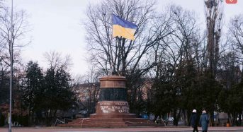 У Переяславі встановили прапор України з траурною стрічкою на місці пам’ятника «возз’єднання» України з росією