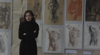 Юна випускниця Переяславської художньої школи Марія Дерій пише пейзажі та навчає дітей малювати