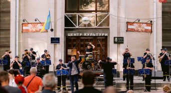 У Переяславі на День Конституції виступив естрадний оркестр ДСНС: вшанували загиблих та співали про Україну (фото та відео)