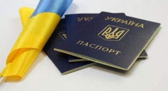 В Україні поновили вимогу вклеювання фото у паспорт