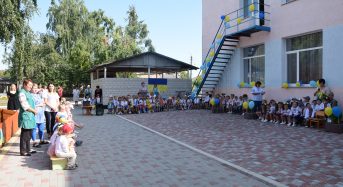 Дітки і самі слухали, і розповідали про Державний прапор України