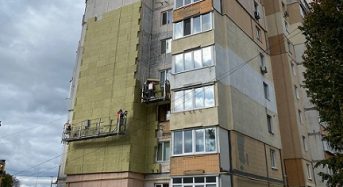 У Василькові відновлюють та утеплюють пошкоджену багатоповерхівку