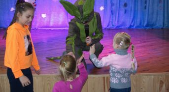 Для діток із родин ВПО педагоги та вихованці Переяславського БХТДЮМ подарували чарівне дійство «Пригоди Мавки у зачарованому лісі»