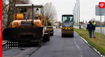 По вулиці Новокиївське шосе ремонтують дорожнє покриття