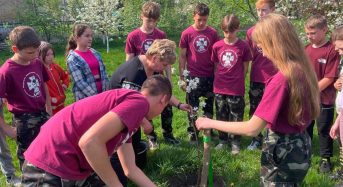 Сад пам’яті: на подвір’ї гімназії в Переяславі посадили дерева на честь жертв нацизму та війни