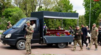 У Переяславі попрощалися з Героєм Валентином Головком: майже три роки дружина та доньки вірили, що він живий