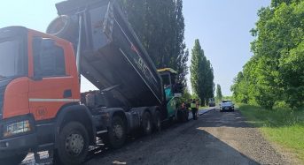 «Велике будівництво» у Переяславській громаді: новий асфальт кладуть «зеброю» зі старим, ями латають