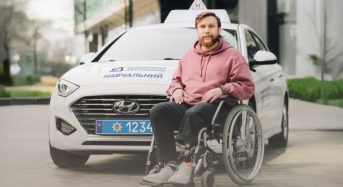 Ветерани й ветеранки з інвалідністю можуть навчитись керуванню на спеціалізованих авто безоплатно. Роз’яснюємо, як це зробити