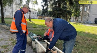 Біля Вознесенського собору комунальники почали ремонтувати лавки до Дня міста