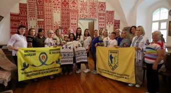 У Переяславі рідні зниклих безвісти захисників презентували переяславський “Рушник надії”: він стане частиною всеукраїнської акції