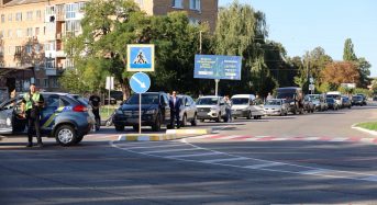 На Борисоглібській площі в Переяславі перекрили рух та провели хвилину мовчання: так буде щодня о 9:00