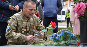 Відбулось покладання квітів до пам’ятника воїнам-учасникам ООС та АТО з нагоди Дня захисників та захисниць України