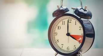 Перехід на зимовий час в Україні 2025: основні факти про переведення годинників