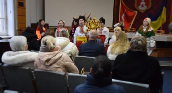 Творча молодь громади показала різдвяну виставу та защедрувала