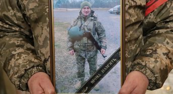 Біля святкової ялинки у скорботі ставали на коліна: в Переяславі понад дві сотні людей провели Юрія Білецького в останню путь