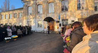 “З братом сказали батькам, що отримали повістку, а самі пішли добровольцями”: у Переяславі відкрили меморіальну дошку Ігорю Лихоті